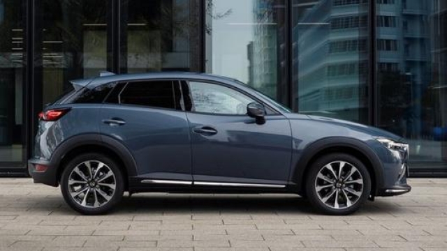 L’estetica della Mazda CX-3 2021 non cambia, ma è stata introdotta la nuova tinta Polymetal Grey Metallic