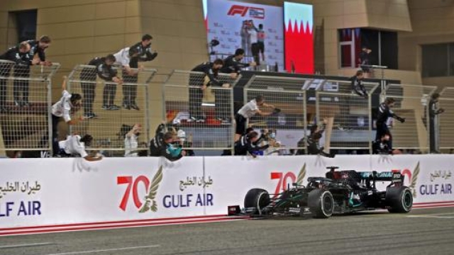 Hamilton taglia vittorioso il traguardo del Bahrain. Afp