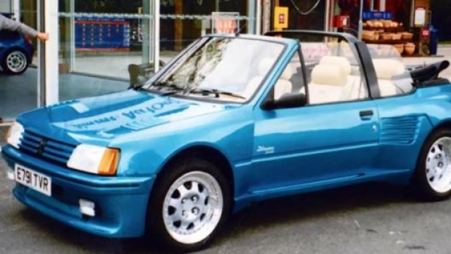 La Peugeot 205 cabrio color “Azzurro Napoli” posseduta ai tempi della permanenza nella città partenopea