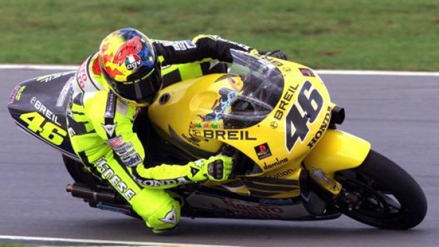 Valentino Rossi in 500 con la Honda nel 2000. Epa