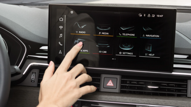 Il sistema multimediale di un’auto, con lo schermo touch montato a sbalzo rispetto alla plancia