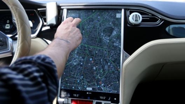 Sulle auto Tesla il tablet centrale ha sostituito completamente i tasti fisici