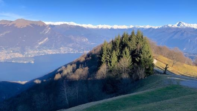 Il Lago di Como visto dal versante nord del Monte San Primo