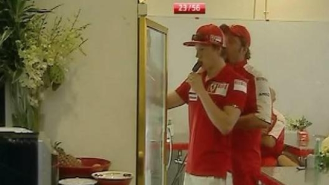 Kimi mentre mangia un gelato in Malesia, con la gara momentaneamente sospesa per un acquazzone