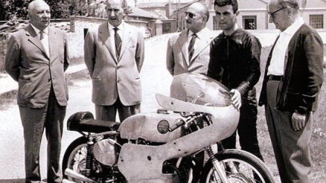 Grassetti e i fratelli Benelli intorno alla 250 del 1961