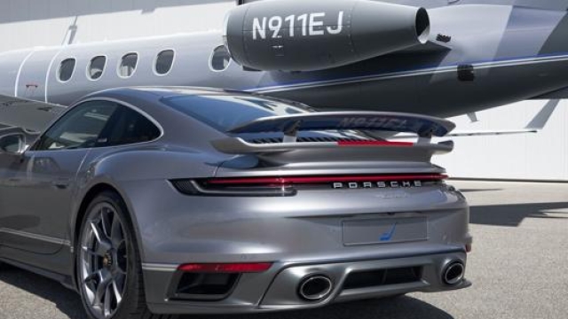 Una chicca, la «targa» aeronautica sull’alettone della Porsche 911 Turbo S