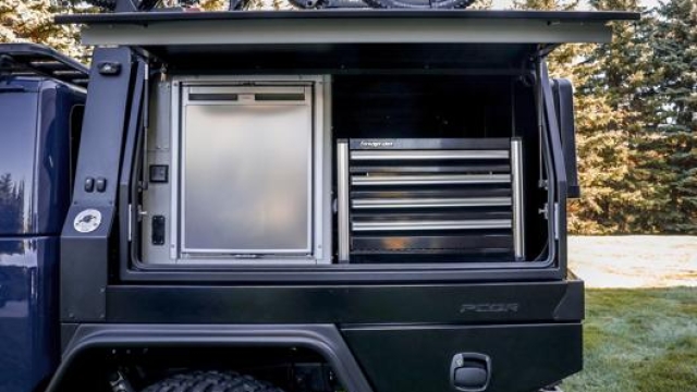 Il frigorifero, a sinistra, e il forno elettrico nel cassone di Jeep Gladiator Top Dog Concept