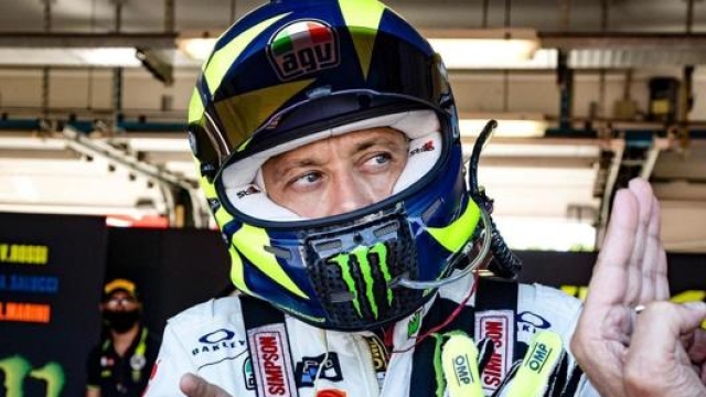 Valentino Rossi in versione a quattro ruote. Instagram valeyellow46