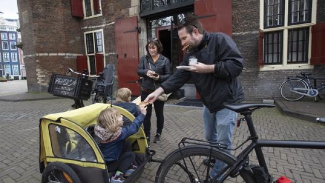 L’uso della bicicletta è aumentato negli ultimi mesi nella città olandese. Ap