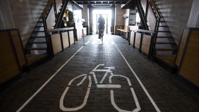 Un ristorante di Amsterdam con un drive through per biciclette. Ap