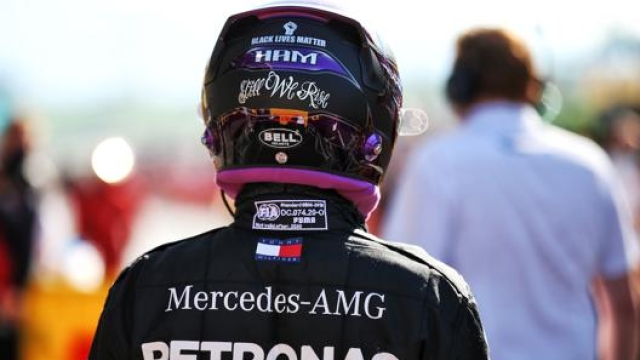 La tuta di Lewis Hamilton, con l’adesivo di omologazione Fia dopo i test di sicurezza fatti con successo a inizio anno. Mercedes
