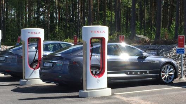 Una stazione di ricarica Tesla Supercharger. In Italia attualmente ce ne sono 35, ma presto ne arriveranno altre