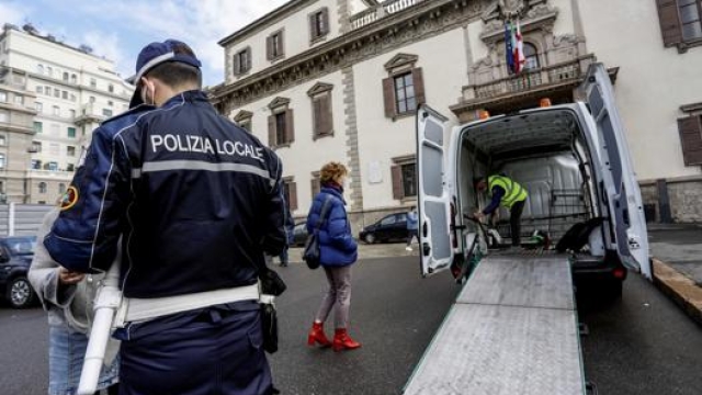 La rimozione di monopattini parcheggiati male a Milano. Ansa