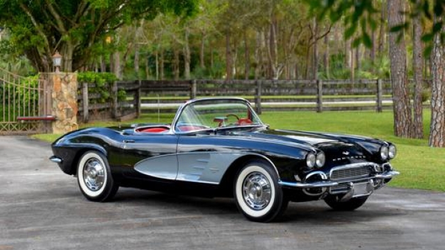 La prima generazione della Corvette, nella versione ristilizzata del 1958: ha fari sdoppiati anziché singoli