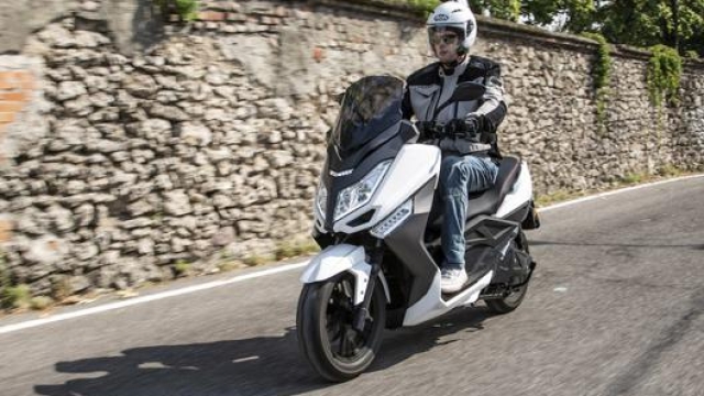 Jonway Mjs-E Sport, lo scooter elettrico garantisce un’autonomia di 110 chilometri. Masperi