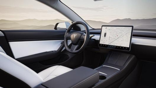 Gli interni da sempre dominati da un grande schermo stile tablet sono ancora un elemento distintivo della Tesla