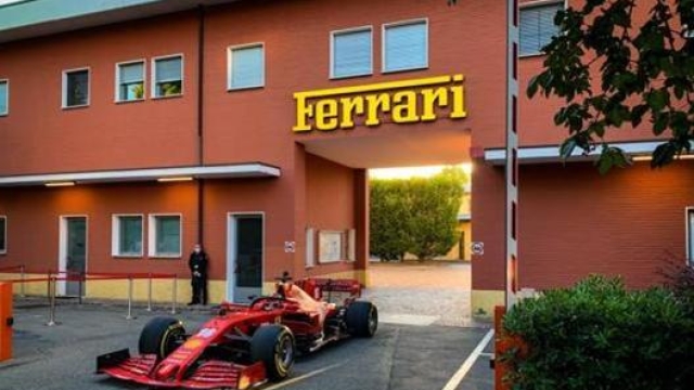 La Ferrari di Leclerc per le strade di Maranello poco prima dell’inizio del Mondiale 2020