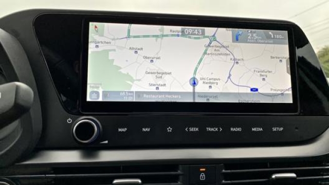 Lo schermo da 10,25’’ del sistema d’infotainment e navigazione della Hyundai i20