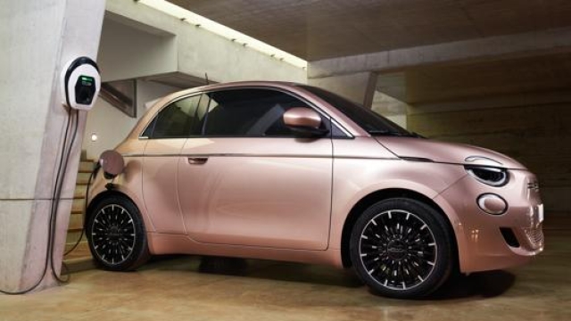La nuova Fiat 500 elettrica in carica
