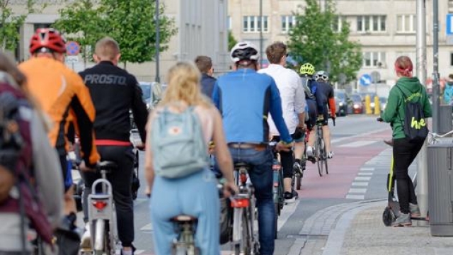 Nuove norme a vantaggio dei ciclisti in città: area di attesa ai semafori e possibilità di svolta a desta anche con il rosso, dove indicato