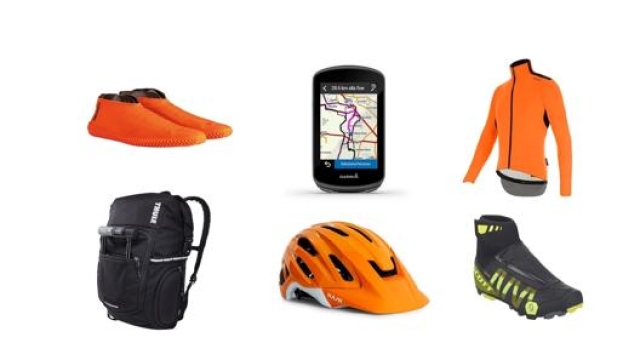 15 prodotti tra accessori, abbigliamento e strumenti tecnologici per pedalare in autunno-inverno