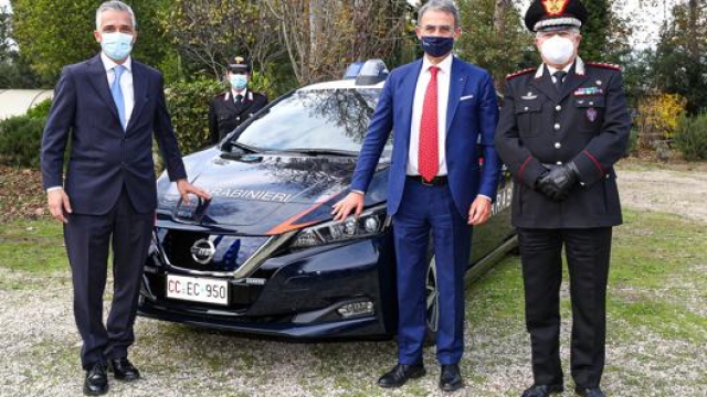 Il ministro dell’Ambiente, Sergio Costa (al centro), posa davanti a una Nissan Leaf donata all’Arma dei Carabinieri