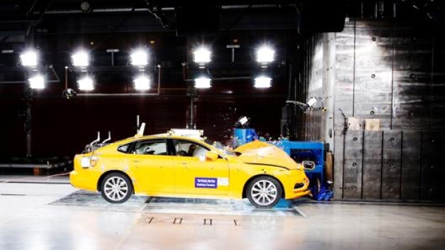 Un test del centro per la sicurezza Volvo