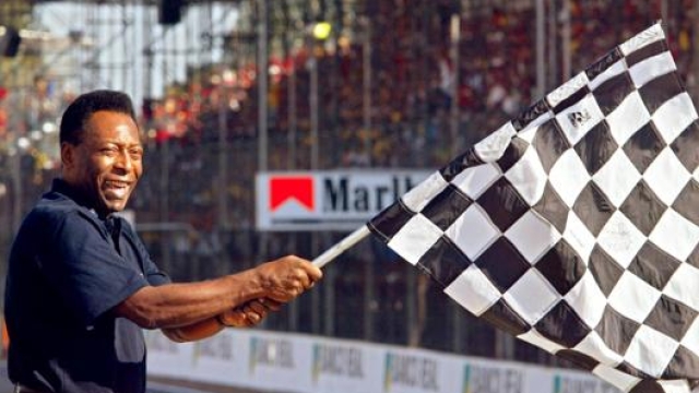 GP Brasile 2002, Pelé sventola la bandiera scacchi all’amico Michael Schumacher  EPA