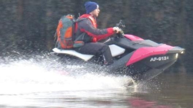 Un uomo ha attraversato il mare d’Irlanda con una moto d’acqua per vedere la fidanzata