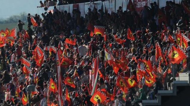 Una immagine di tifosi Ferrari in tribuna durante le Finali Ferrari degli anni scorsi