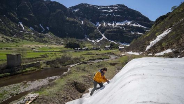 La massa di neve conservata dall’inverno scorso a Riale, in Piemonte