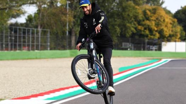 Le evoluzioni di Daniel Ricciardo a Imola. Getty
