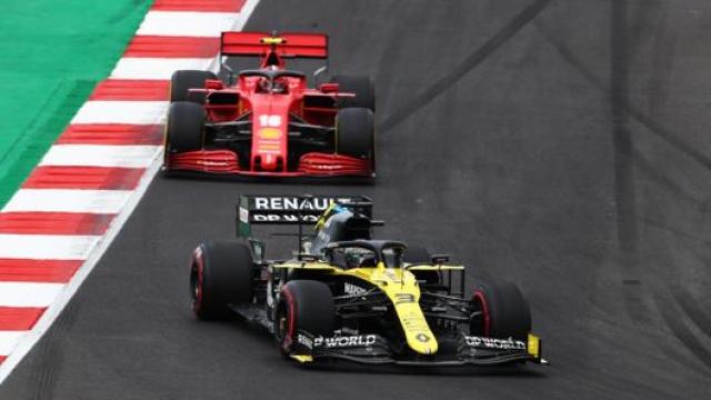 La Renault di Daniel Ricciardo davanti alla Ferrari di Charles Leclerc. Getty Images.
