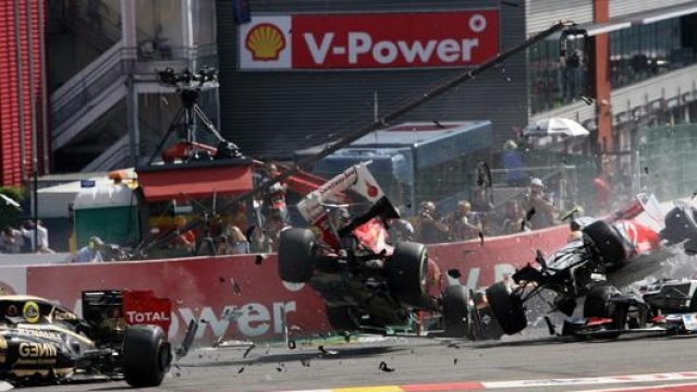 Lo schianto multiplo al via del GP di Spa 2012, con Grosjean volato sopra la testa di Alonso. LaPresse