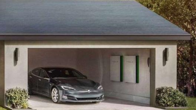 Il tetto interamente di pannelli solari, la wallbox e una Tesla in garage: il sogno energetico di Elon Musk