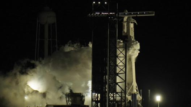 Lo SpaceX Falcon 9 in rampa di lancio. Ap