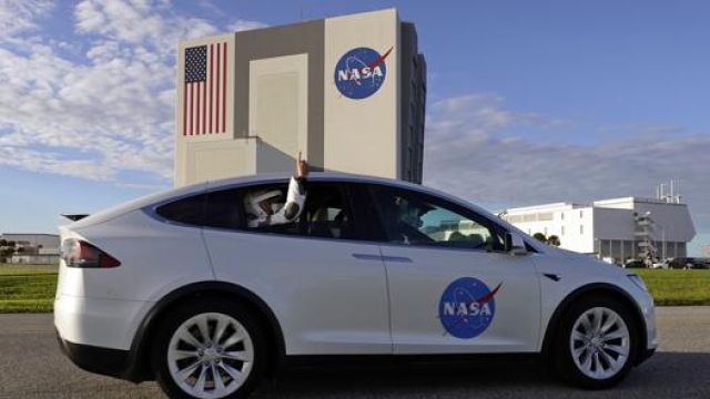Una Tesla Model X per gli spostamenti degli astronauti interni a Caoe  Canaveral. LaPrese