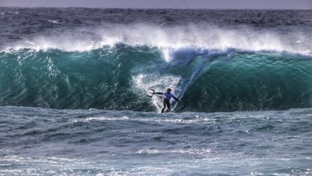 Il campione italiano di Kite Wave Francesco Cappuzzo in acqua in Sardegna