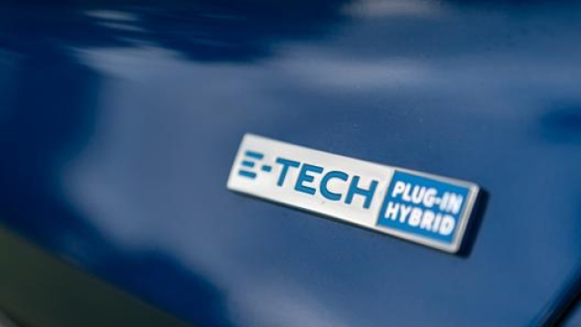 La gamma E-Tech di Captur è completa di versioni ibride plug-in, mild hybrid e full hybrid