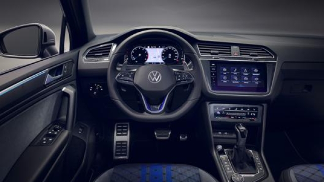 Sedili sportivi e pedaliera in acciaio sono tra gli elementi specifici della nuova Volkswagen Tiguan R