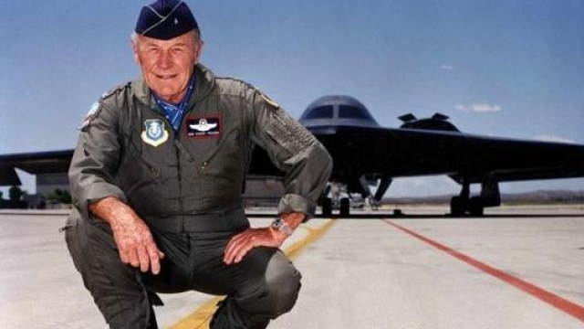 Yeager posa di fronte ad un B-2 Spirit