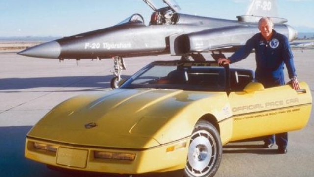 Nel 1986 guidò la pace car, una gialla Chevrolet Corvette, alla Indianapolis 500