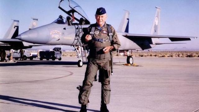 Nel 1997 si mise ai comandi di un F-15 per celebrare il cinquantennale della sua impresa. Aveva 74 anni