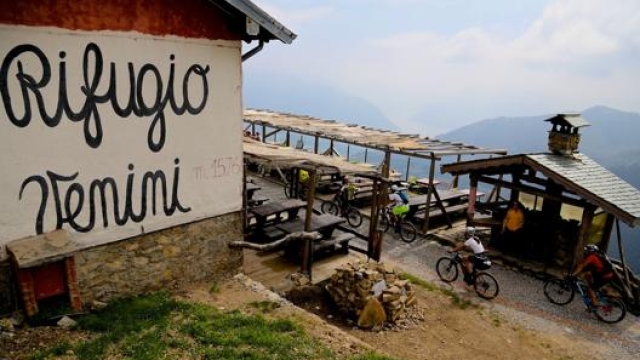 Il Rifugio Venini affaccia sul Lago di Como: da qui inizia la discesa per Tremezzo. Masperi
