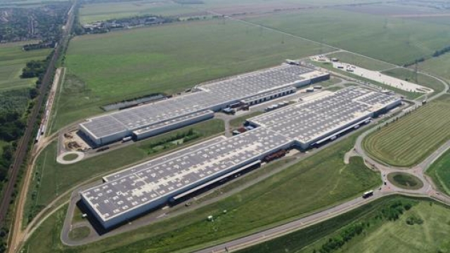La sede di Gyor (Ungheria) copre il 70% del suo fabbisogno di calore dall'energia geotermica. Sul tetto un impianto fotovoltaico da 9,5 gigawattora