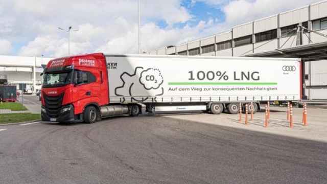 La logistica che sposta le auto dalle fabbriche ai clienti impiega treni ecologici, locomotive ibride e camion a Lng, il gas naturale liquefatto