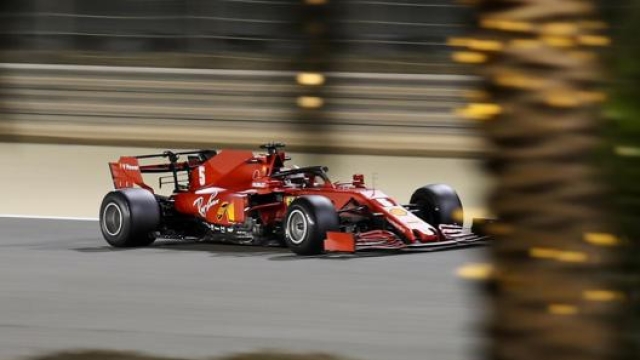 La Ferrari di Vettel in azione in Bahrain. Epa
