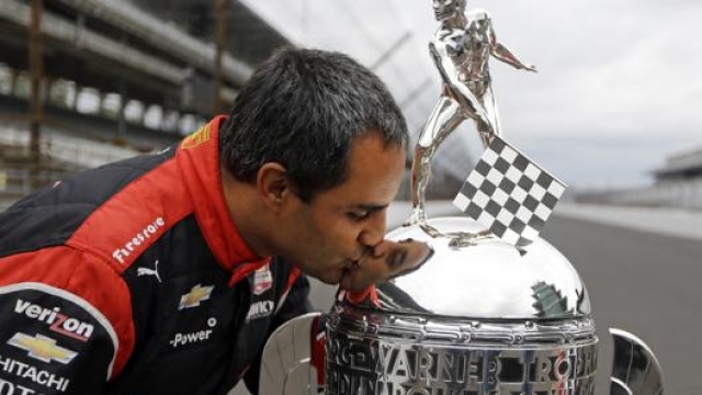 Il bacio al trofeo della Indy500 per il trionfo del 2015. Ap