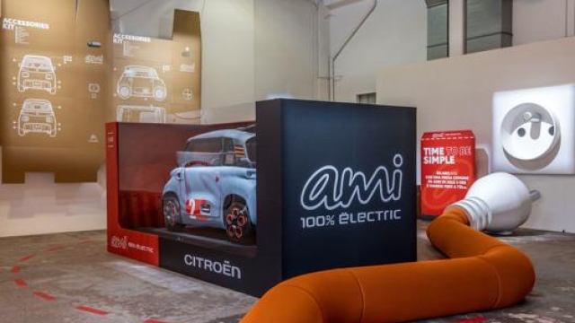 L’installazione milanese con al centro la Citroën Ami