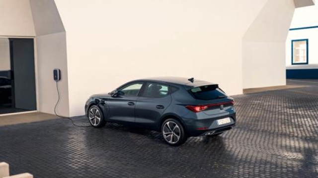 La Seat Leon e-Hybrid è la prima vettura ibrida plug-in della Casa spagnola